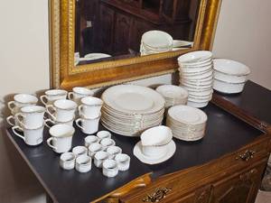 Noritake Fine China Dinnerware Service for 13  Golden Cove