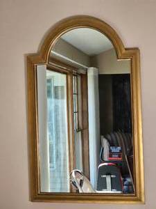 Gold Frame Arched D�cor Mirror