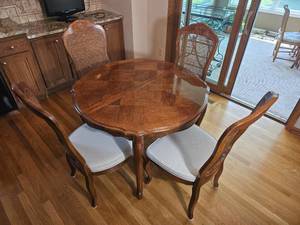 Scalloped Edge Provincial Kitchenet Table (Four Chairs & Additional Leaf)