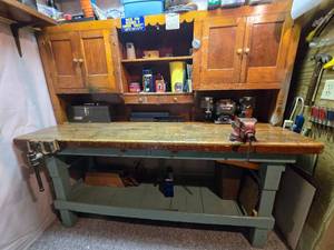 Sturdy Cabinet Work Bench Unit with Vise