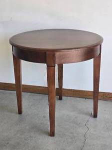 Ethan Allen Round Wooden Dining or Accent Table with Tapered Legs