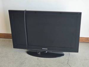 Samsung 32 Inch LCD Television Model LN32D403 with Power Cord
