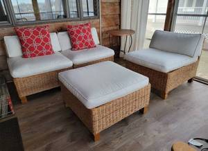 Elegant Natural Wicker 4 pc Patio Set  3 Chairs  Ottoman