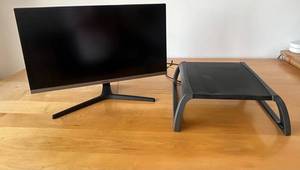 ULB - Samsung 28-Inch Monitor - Desk Riser