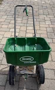 G - Scotts SpeedyGreen 2000 Broadcast Spreader