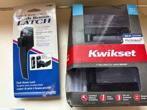 Kwikset Bed & Bath Door Lever Lockset Black Open Box Packaging Wear