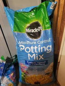 Miracle-Gro Moisture Control Potting Mix