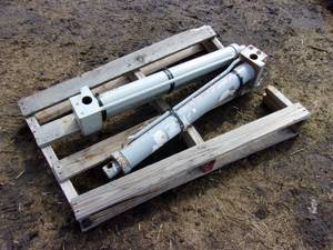 Pair of Hydraulic Cylinders