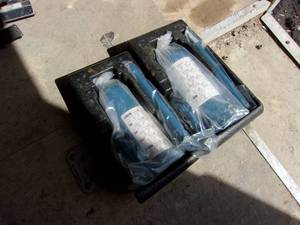 Pair of Bottle Jacks (UNUSED)