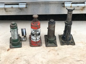 Lot of 4 Hydraulic Bottle Jacks