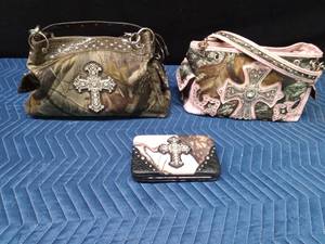 Mossy Oak and Real tree purses with matching Mossy Oak wallet