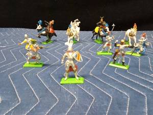 Set of Britain LTD 1971 Deetail Medieval knights and horses with metal bases and more