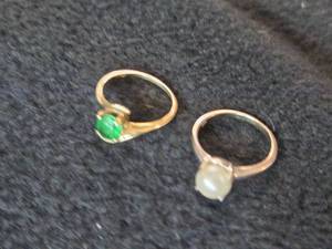 3.9-grams (total) - Lot of (2) Rings - 10K White Gold Pearl and 10K Gold Emerald