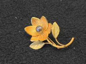 7-grams 18K Gold Flower Pin