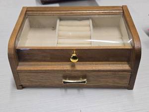 Flip-Top Jewelry Box 8 wide x 5 deep x 3 12 tall