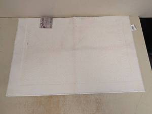 NEW WOMEN OWNED PURELY INDULGENT BATH MAT WHITE
