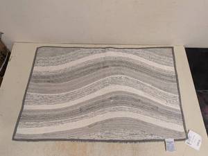 NEW COTTON SWIRL BATH MAT GRAY & WHITE