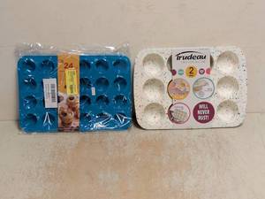 (3) ASSORTED SILICONE BAKING PANS