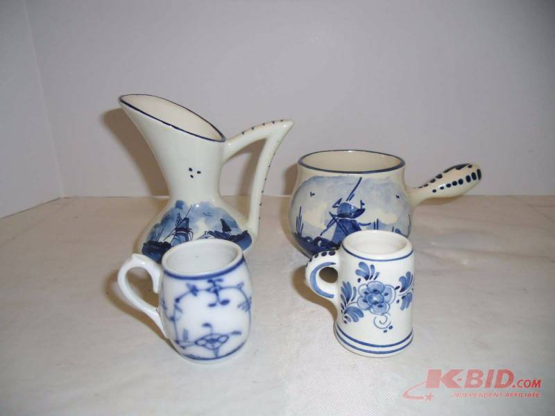 lot 6 image: Blue and White - Delft Holland Miniature Collectibles & Glass Display Case