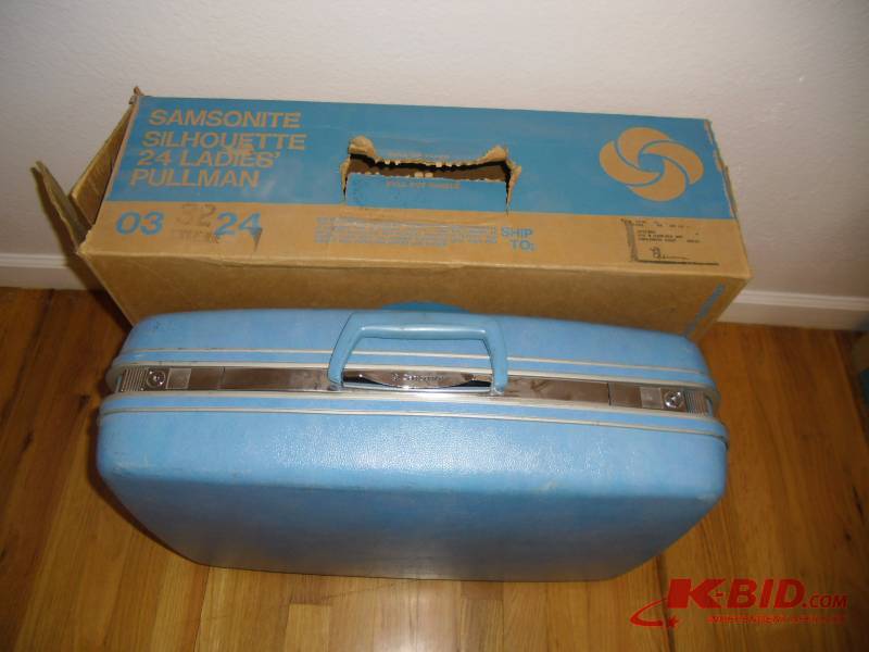 lot 40 image: Samsonite Silhouette Luggage Columbine Blue 24 Ladies Pullman & Shoulder Tote