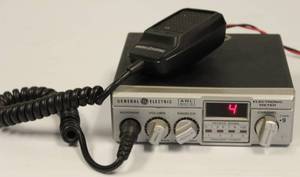 CB Radio General Electric Model # 3-5805A, 40 Channel With Mic, Power Up