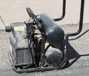 5 Gallon Twin-Tank Air Compressor Eagle River ERC 4005, 120 Volts