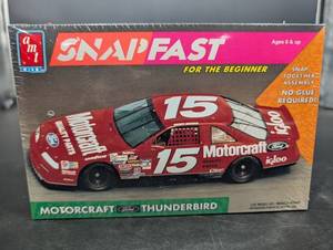 AMT SnapFast 132 Motorcraft Thunderbird #15 Model Kit - Ertl (No Glue, Ages 8 &)