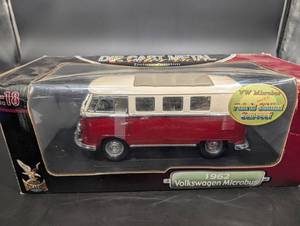 1962 Volkswagen Microbus 118 Die Cast Metal Deluxe Edition Fabric Sun-roof