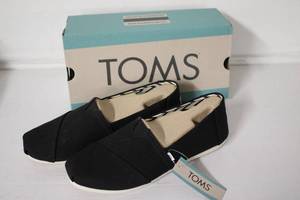 TOMS size 8 womens canvas shoes...