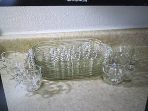 8 Sets of teardrop luncheon plates ...