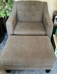 Armchair - Grey Tufted Upholstered Accent (matches Lots #5 & #6)