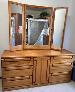 Oak Wood Vanity Dresser & 3-Panel Tri-Fold Mirror (Lots #232 #233, #234 and #235 are Matching)