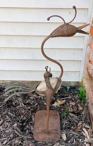 Rustic Metal Balancing Bird Sculpture Garden Ornament