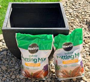20 Square Plant Pot & Miracle-Gro Indoor Potting Mix