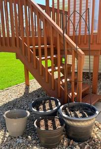Assorted Garden Pots & Trellis