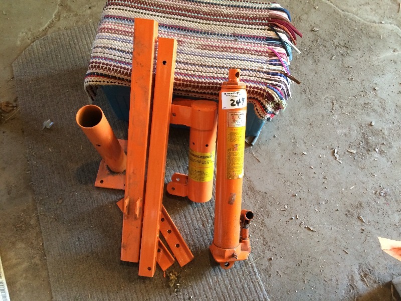 lot 249 image: 8 ton capacity - Hydraulic Pickup Truck Lift, Long Ram Jack