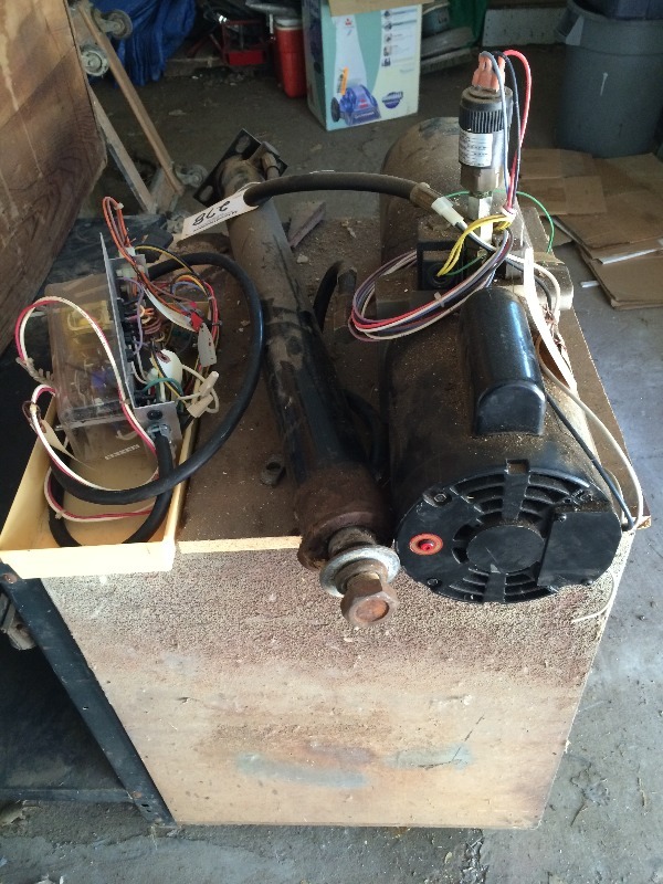 lot 278 image: Hydraulic Ram - 115 volts  includes controls   owner says it works