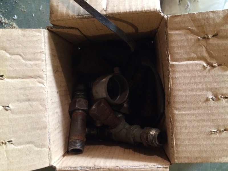 lot 348 image: Hydraulic assorted fillings  connectors  box lot