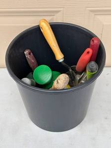 Miracle-Gro Garden Feeder with Assorted Garden Hand Tools in Bucket