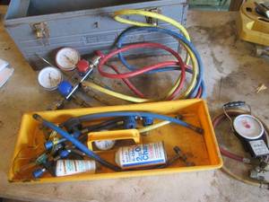 R-134a Automotive AC Manifold Gauge Set with Hoses & Refrigerant Can