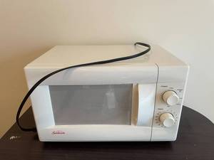 Sunbeam SBM7500W Microwave Oven - 120V AC, 2.45 GHz, Manufactured 2003