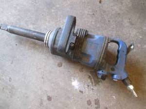 Pneumatic impact tool