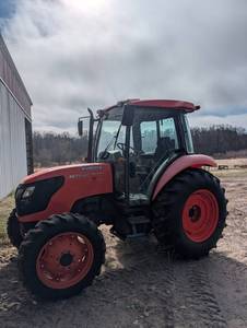 Kubota M7040 Hydraulic Shuttle Tractor - 3-Point Hitch & PTO