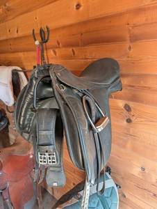 Dublin English Saddle - Black Leather with Stirrups & Straps