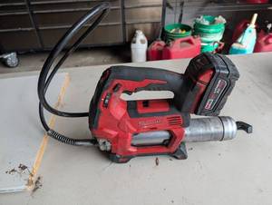Milwaukee M18 Cordless Grease Gun with XC5.0 Battery