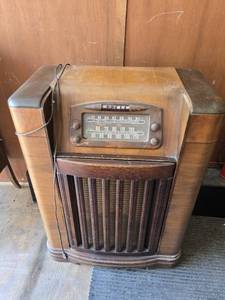 Philco Model 46-1209 Vintage Radio - Seller stated that it lights up
