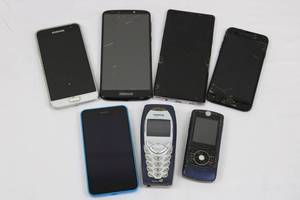 Nokia, Samsung & Motorola Phones - For Parts (Lot of 7)
