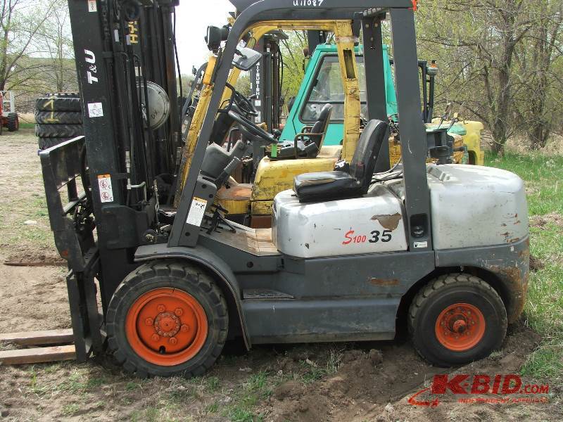 lot 3 image: 2012 7000lb LPG Pneumatic Tire Forklift