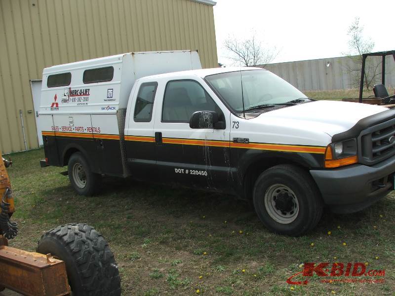lot 7 image: 2001 Ford F250 Super Cab Service Body Truck