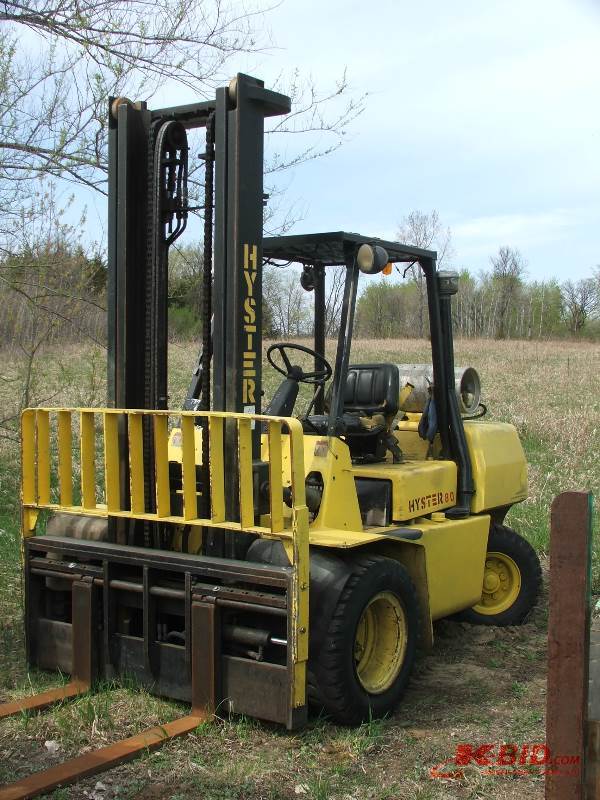 lot 9 image: Hyster H80XL 8000lb Pneumatic Tire Forklift
